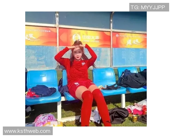 后背纹身与足球明星的女孩展现青春与梦想的完美结合 后背纹身与足球明星的女孩展现青春与梦想的完美结合