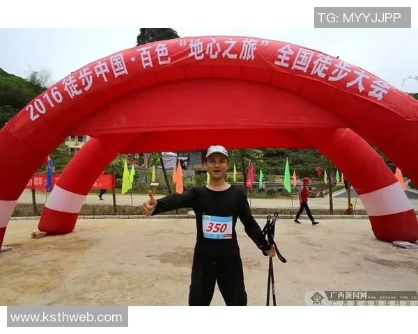 女裁判与足球明星亲密合影展现体育精神与性别平等的美好瞬间 女裁判与足球明星亲密合影展现体育精神与性别平等的美好瞬间